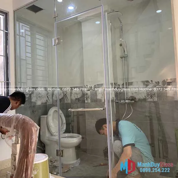 Vệ sinh vách kính nhà tắm