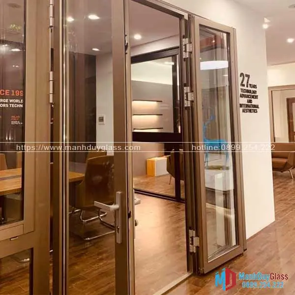 Cửa đi mở quay Civro.