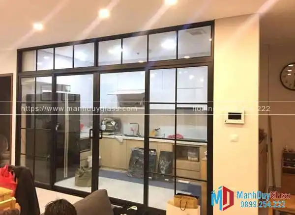 Cửa nhôm kính mở trượt giúp tiết kiệm diện tích và dễ dàng lau chùi.
