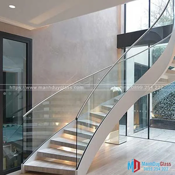 Cầu thang kính cong bền bỉ