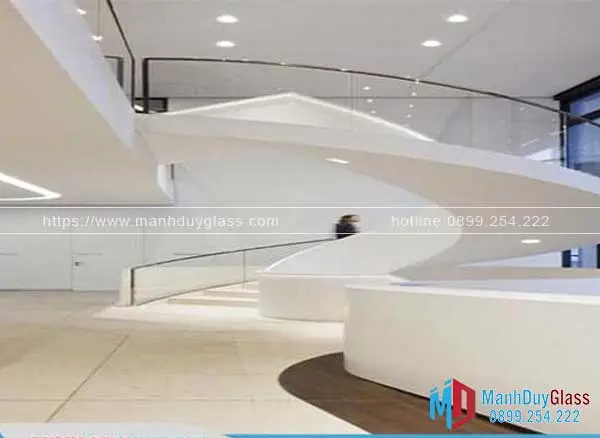 Cầu thang kính cong có trụ