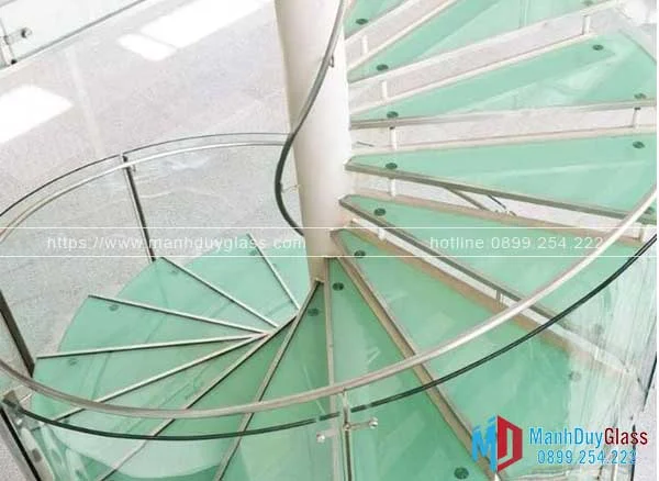 Cầu thang kính cong hoàn thiện