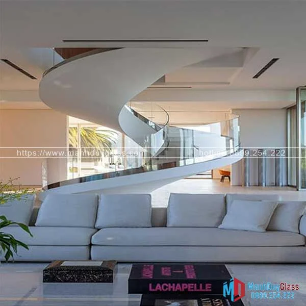 Cầu thang kính cong hợp phong thủy