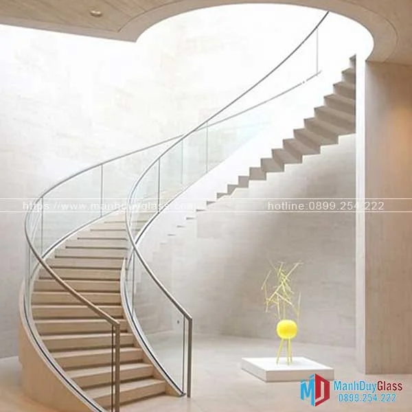 Cầu thang kính cong trong không gian hiện đại