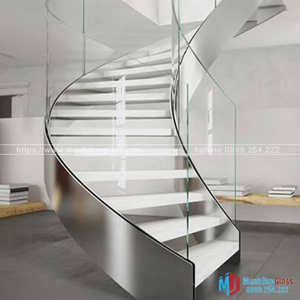 Cầu thang kính cong sang trọng