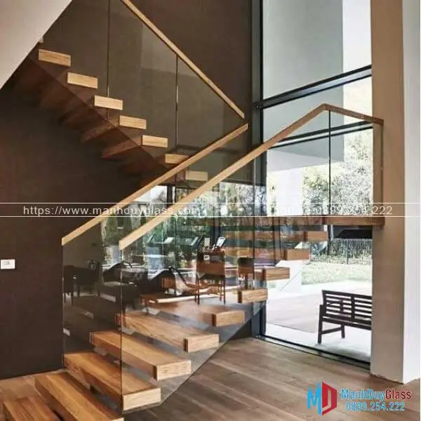 Cầu thang kính màu trà trong biệt thự