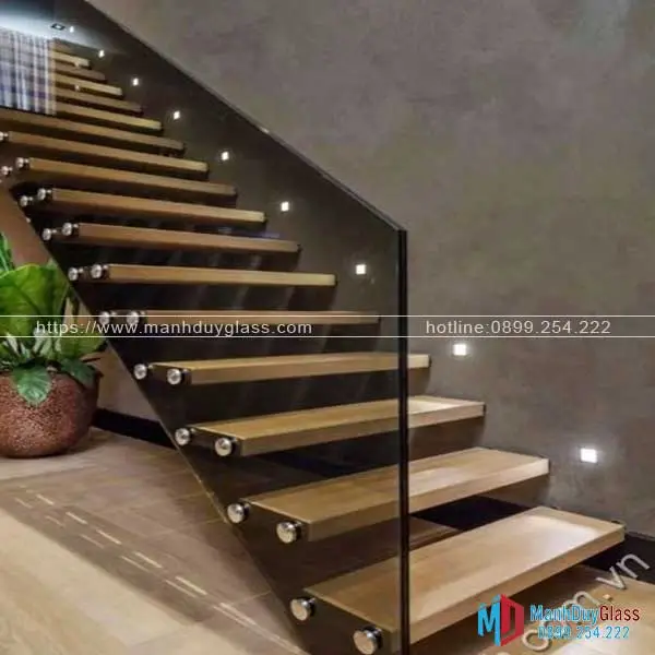 : Cầu thang kính màu trà hợp phong thủy