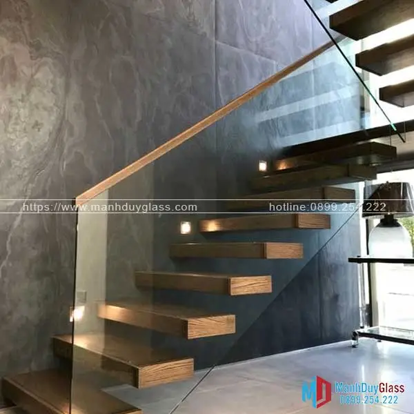 Cầu thang kính màu trà so với cầu thang gỗ