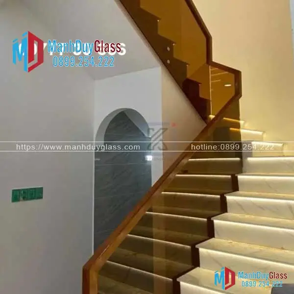 Cầu thang kính màu trà thoáng đãng