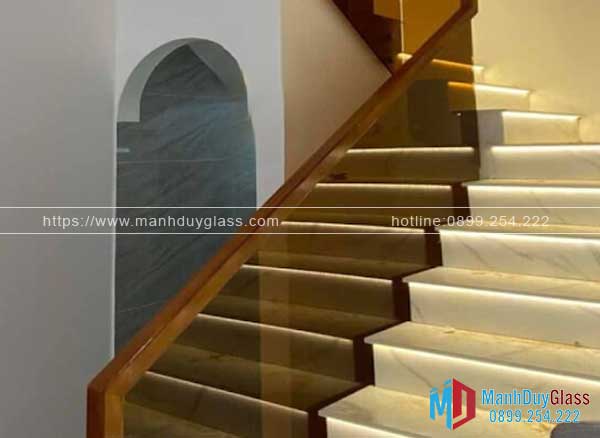 Cầu thang kính màu trà và cầu thang đá