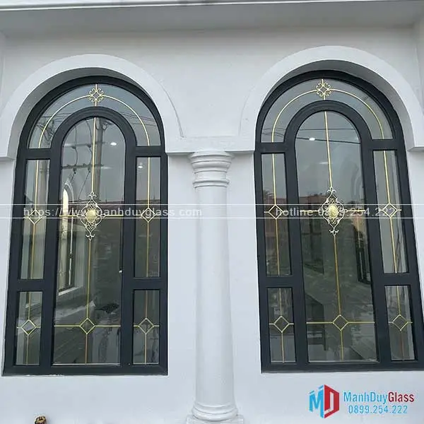 Cửa đi nhôm Xingfa vòm cung tại trung tâm thương mại.