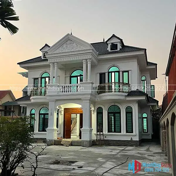 Cửa nhôm Xingfa uốn vòm đẹp tại biệt thự sang trọng.