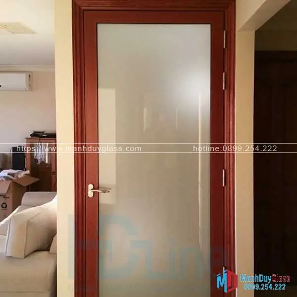 Cửa nhôm giả gỗ phòng ngủ sang trọng