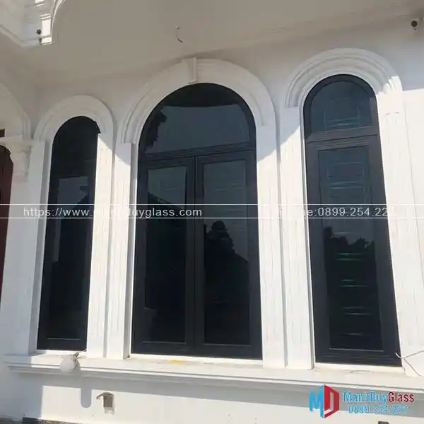 Cửa sổ nhôm Xingfa uốn cong cho nhà phố.