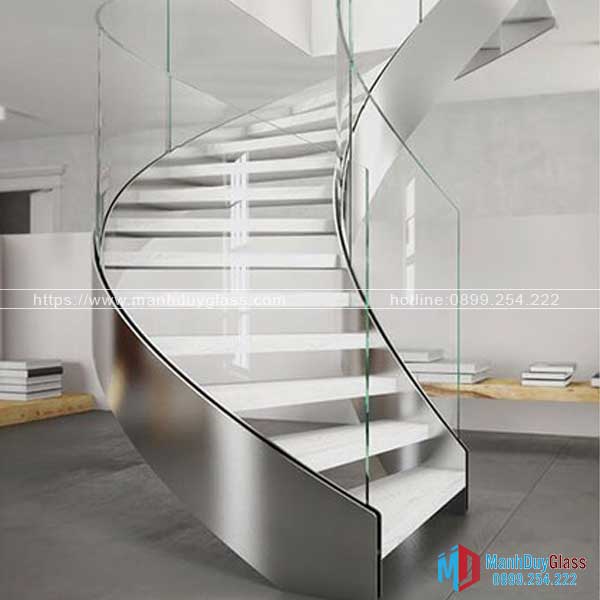 Hóa giải phong thủy cầu thang kính cong