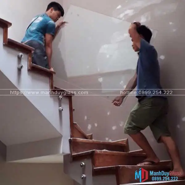 Kỹ thuật viên Mạnh Duy lắp đặt cầu thang
