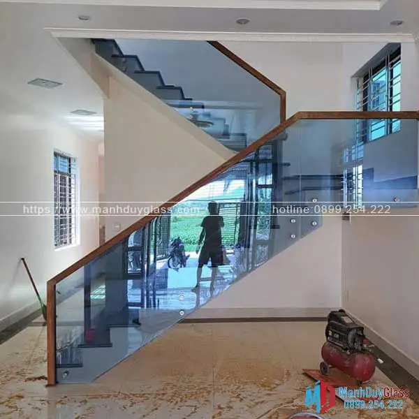 Lắp đặt cầu thang kính màu trà