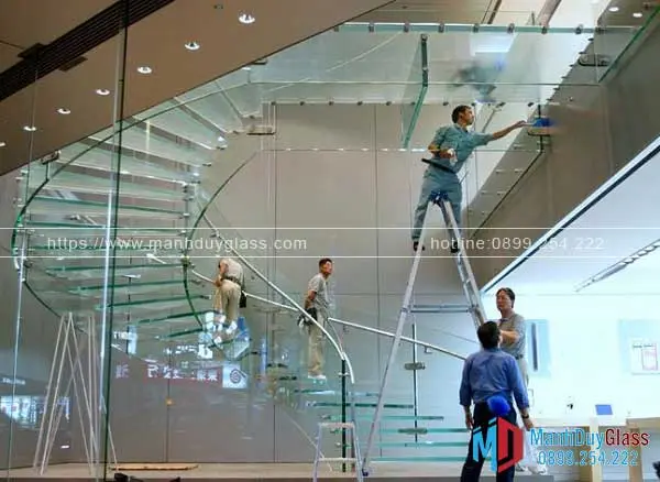 Thi công cầu thang kính cong