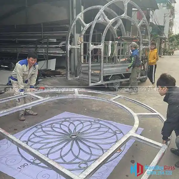 Thi công cửa nhôm Xingfa uốn cong tại nhà phố.