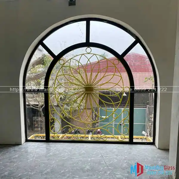 Vách ngăn uốn vòm bằng nhôm Xingfa tại văn phòng hiện đại.