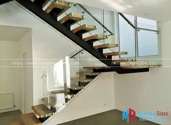Cầu thang kính cường lực cho văn phòng
