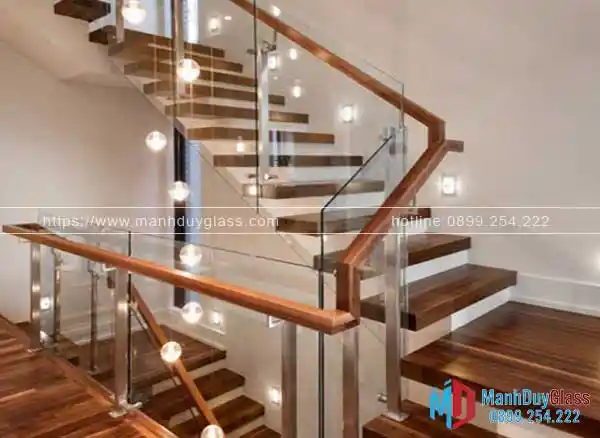 Cầu thang kính hiện đại trong nhà phố