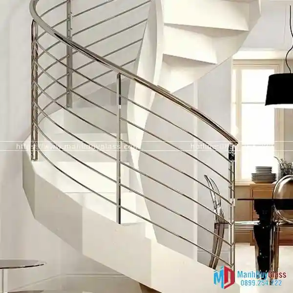 Cầu thang xoắn ốc với tay vịn inox