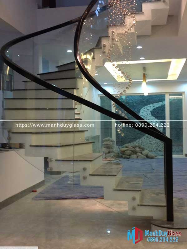 Kính cường lực uốn cong cho cầu thang
