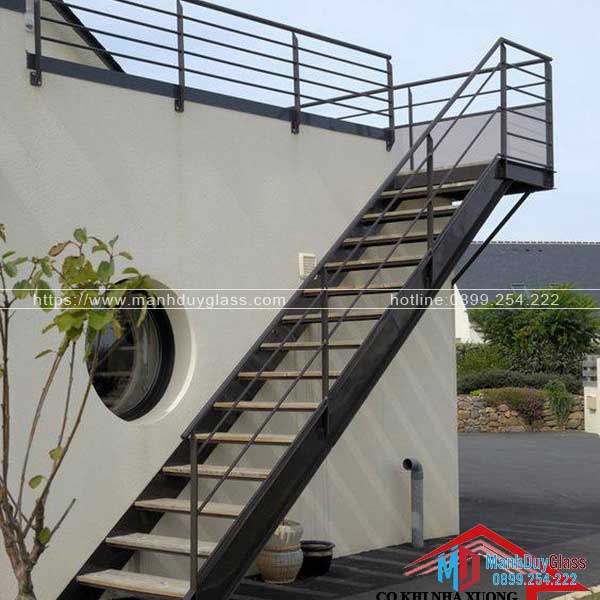 Cầu thang ngoài trời khung sắt