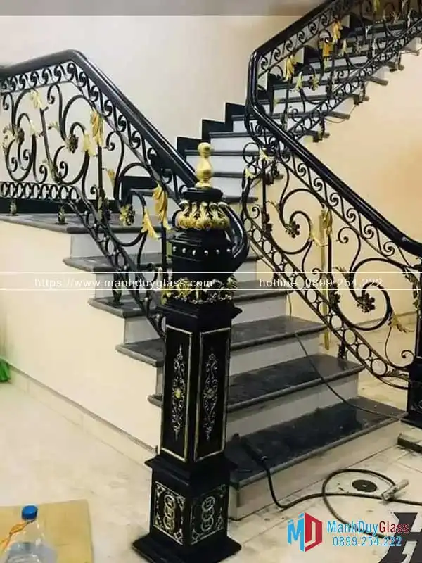 Cầu thang sắt mỹ thuật cổ điển cho biệt thự