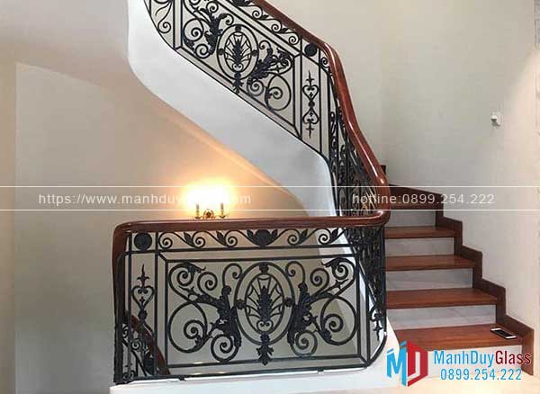 Cầu thang sắt mỹ thuật hoa văn cổ điển