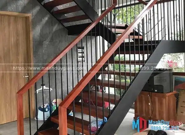 Cầu thang sắt mỹ thuật hoàn thiện với lớp sơn bảo vệ