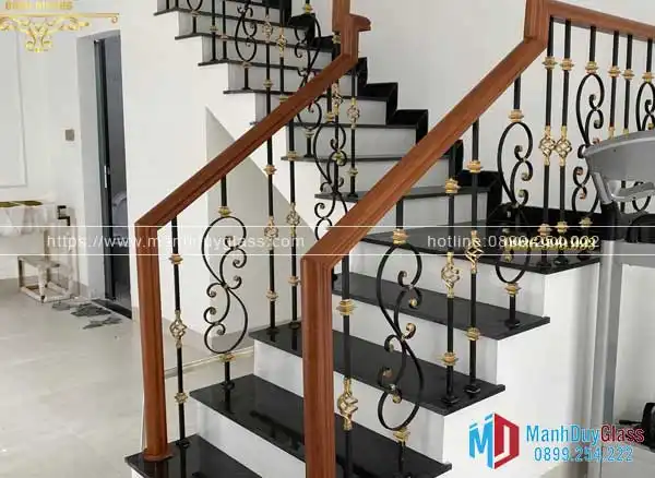 Cầu thang sắt mỹ thuật kết hợp gỗ