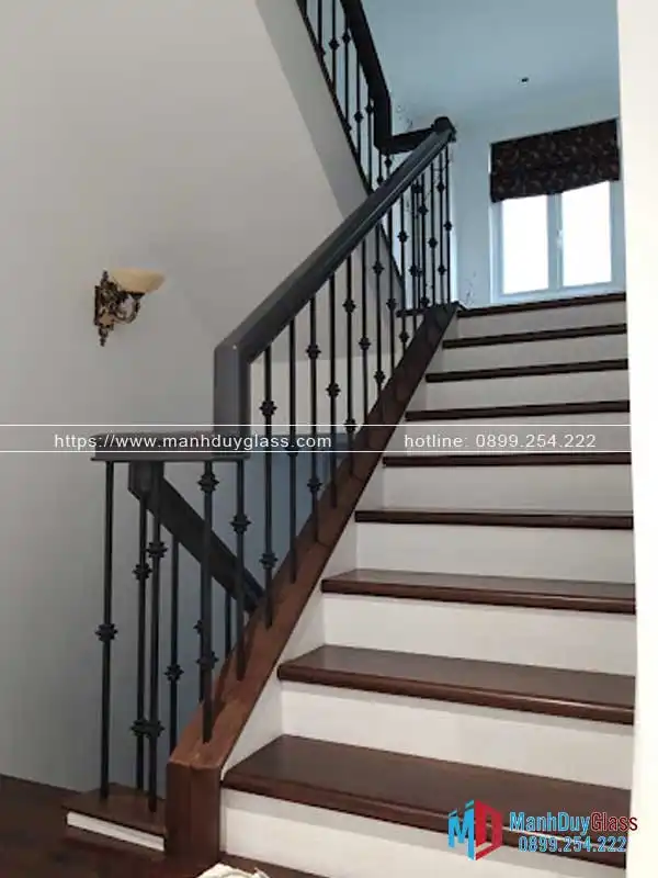 Cầu thang sắt mỹ thuật cho nhà phố hiện đại