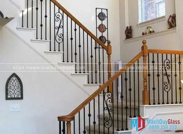 Cầu thang sắt mỹ thuật với tay vịn gỗ