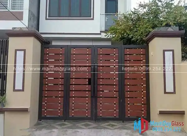 Cổng sắt hiện đại đồng bộ với kiến trúc nhà.