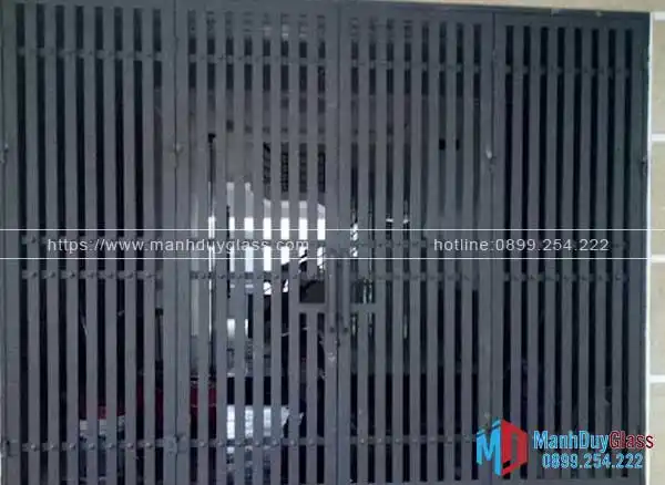 Cổng sắt hộp đơn giản. 