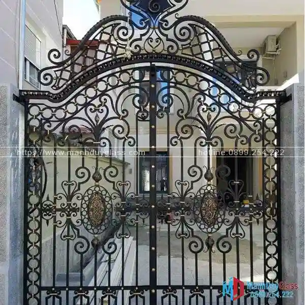Cổng sắt nghệ thuật hài hòa với kiến trúc ngôi nhà.