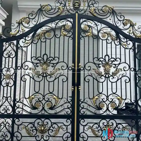 Cổng sắt nghệ thuật với họa tiết tinh tế.