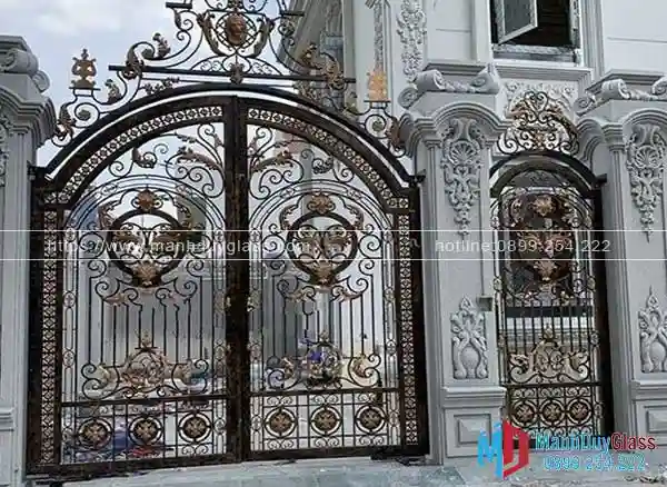 Cổng sắt nghệ thuật với hoa văn tinh xảo. 