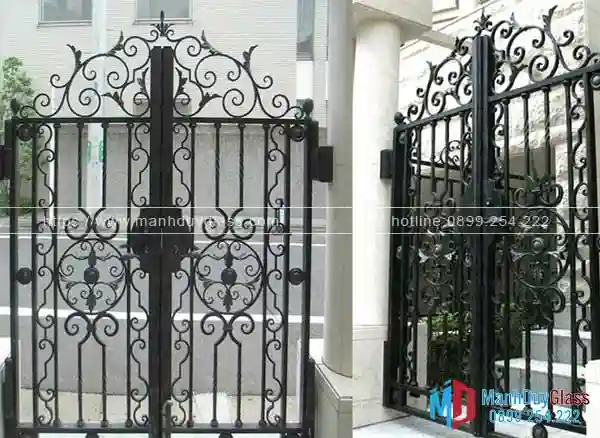 Cổng sắt cho nhà ống hẹp.