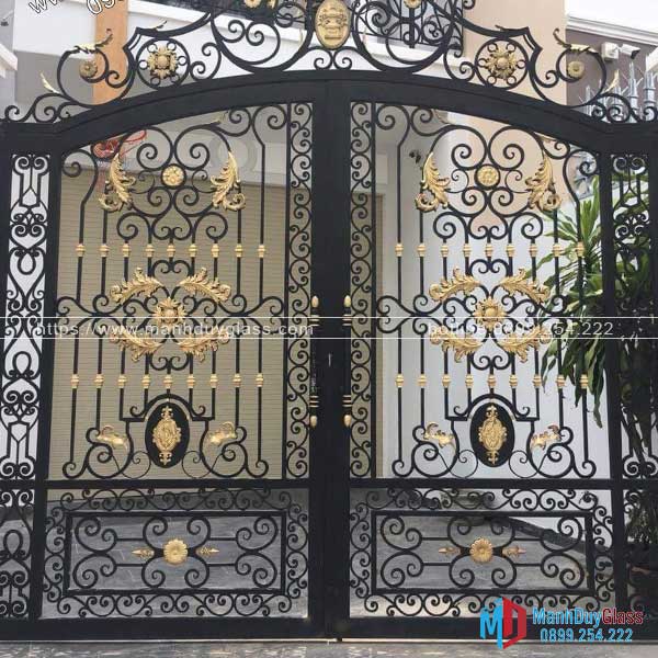 Cửa sắt nghệ thuật màu đen