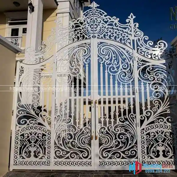 Cửa sắt nghệ thuật trắng cho nhà phố