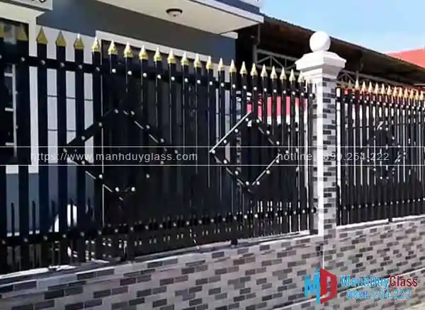 Hàng rào sắt đối xứng