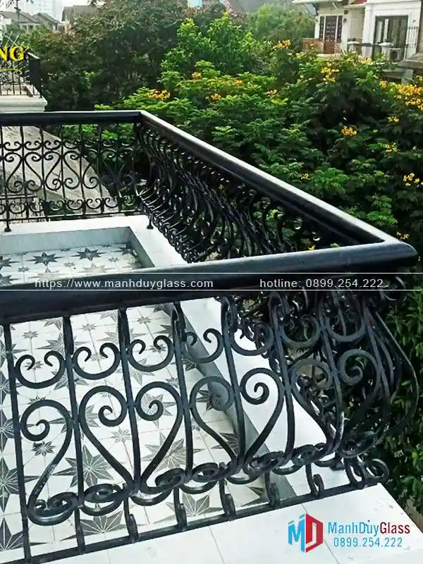 Lan can ban công cổ điển