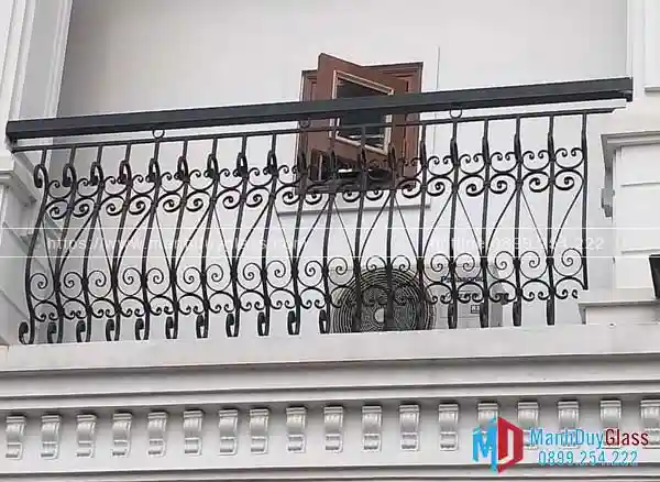 Lan can ban công tân cổ điển