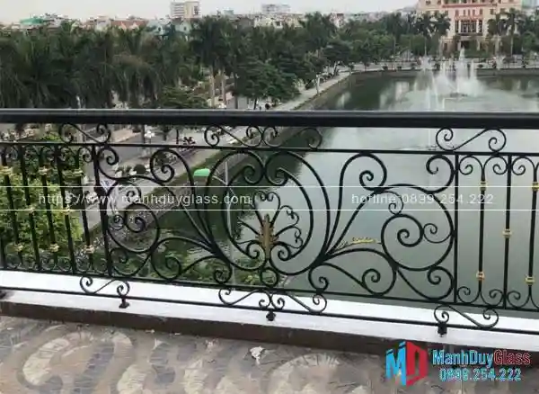 Lan can ban công sắt nghệ thuật