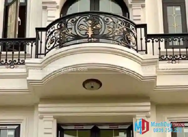 Lan can ban công biệt thự