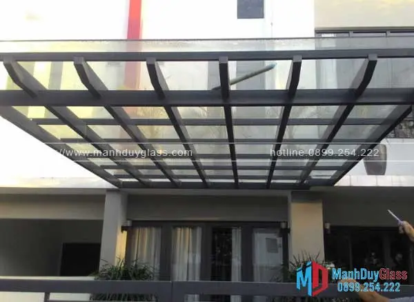 Mái hiên kính cường lực khung sắt