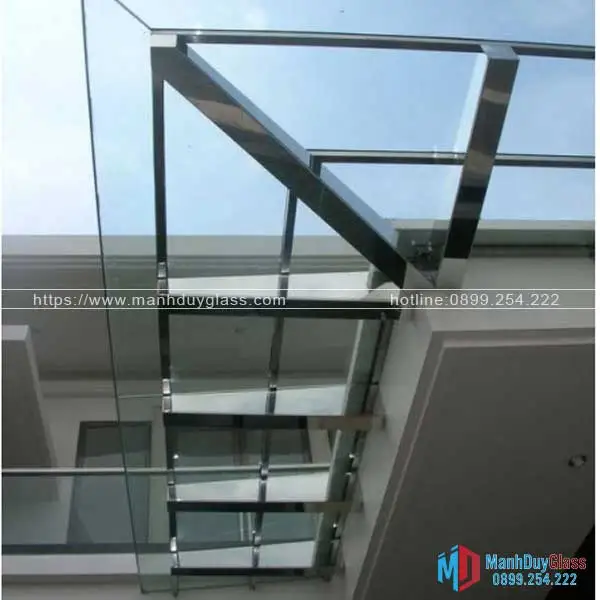 Mái kính khung inox cho nhà hàng